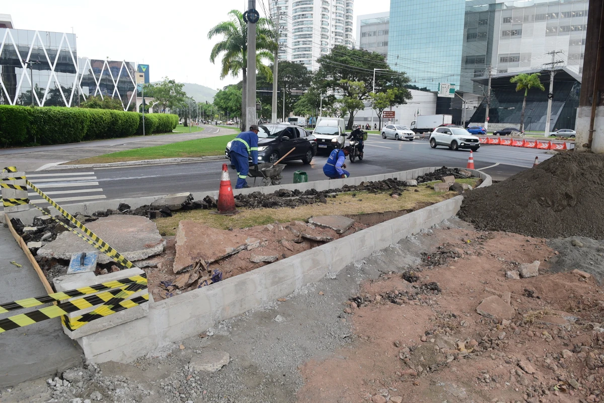 Obras para mudança de tráfego embaixo da Terceira Ponte, Praia do Suá, Vitória.  por Carlos Alberto Silva