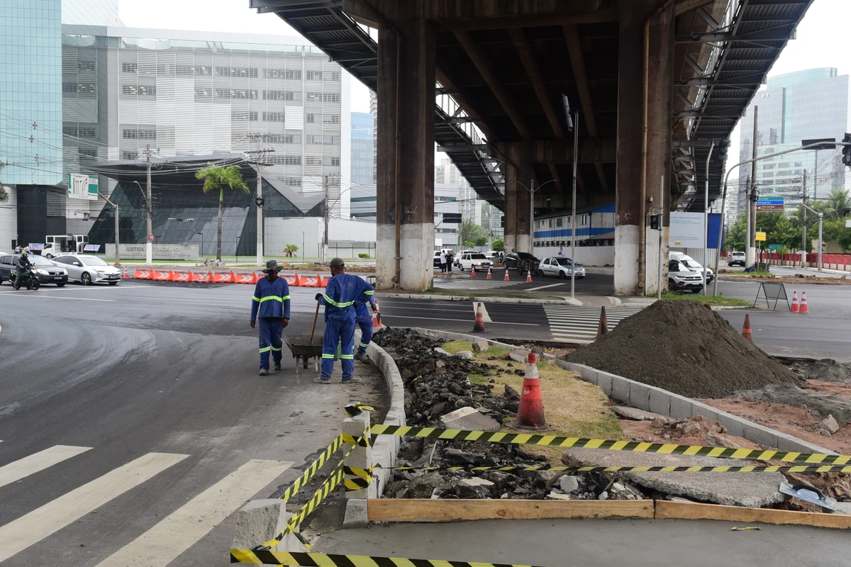 Obras para mudança de tráfego embaixo da Terceira Ponte, Praia do Suá, Vitória.  por Carlos Alberto Silva