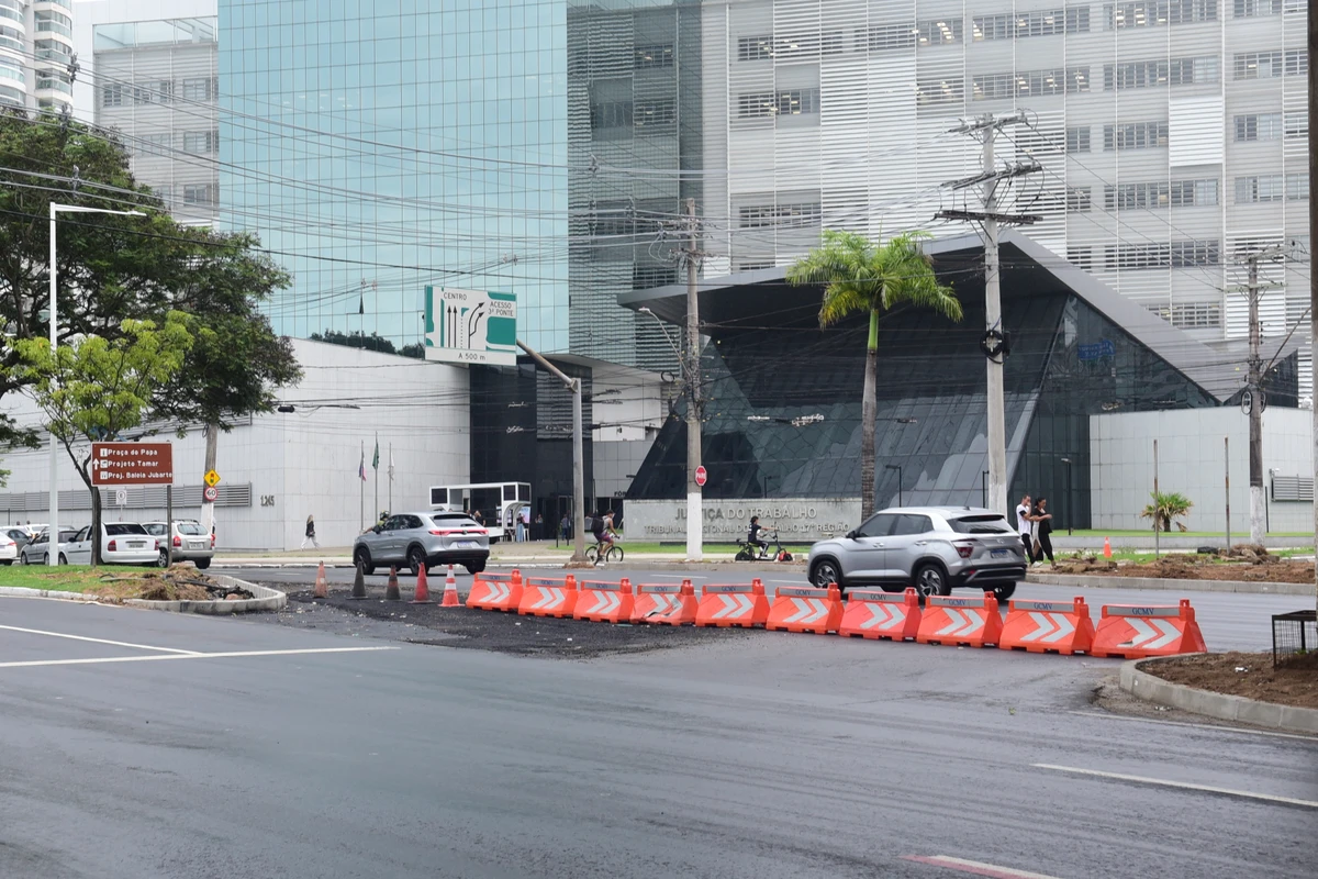 Obras para mudança de tráfego embaixo da Terceira Ponte, Praia do Suá, Vitória.  por Carlos Alberto Silva