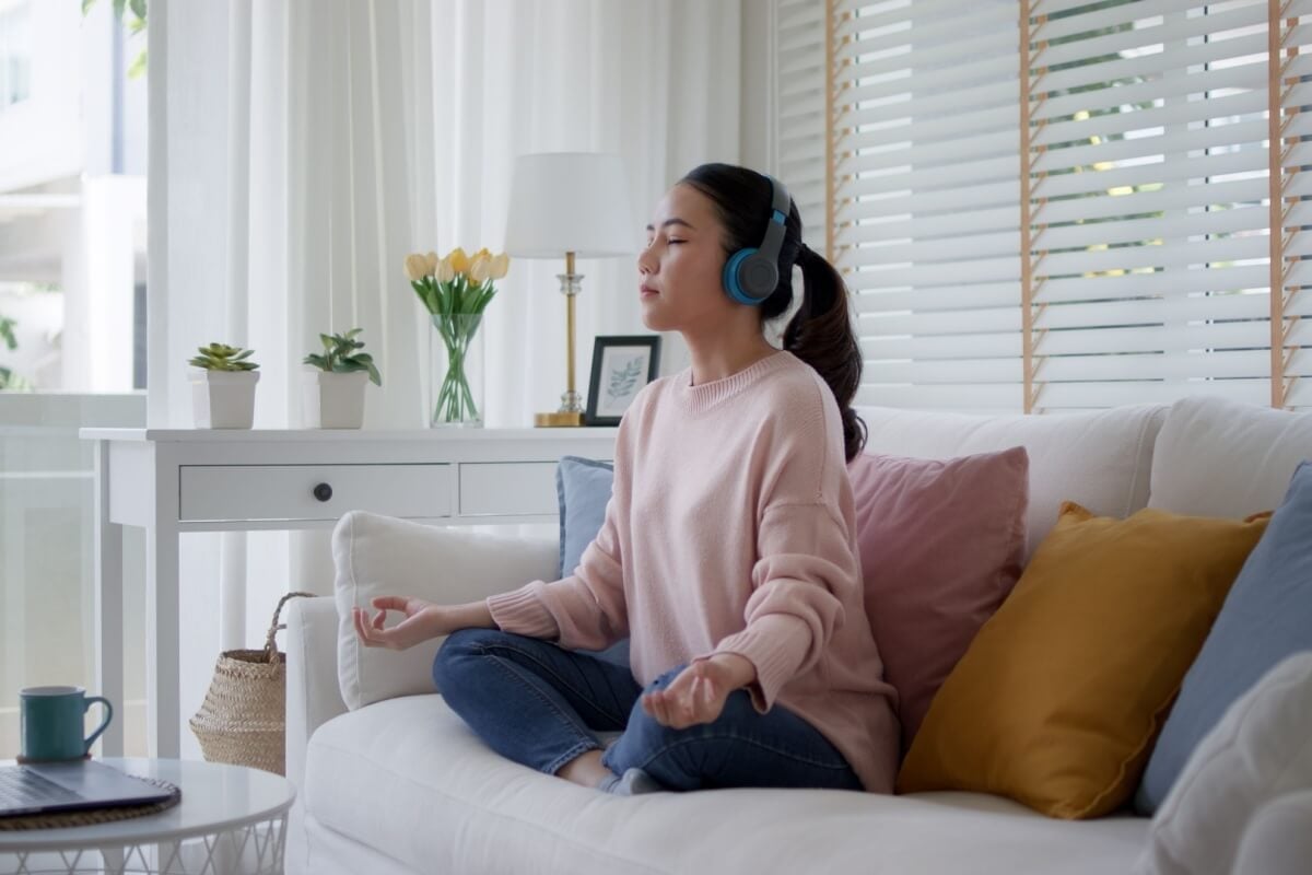 Descansar o corpo e a mente também são fundamentais para ter um bom desempenho nas provas (Imagem: Chay_Tee | Shutterstock)