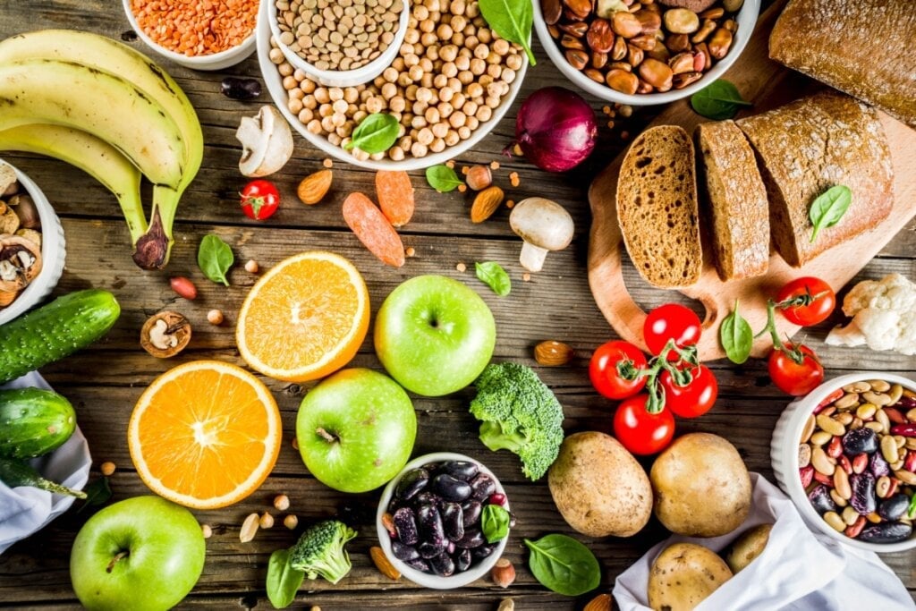 O corpo humano precisa de carboidratos complexos presentes em frutas, vegetais e grãos integrais (Imagem: Rimma Bondarenko | Shutterstock) 