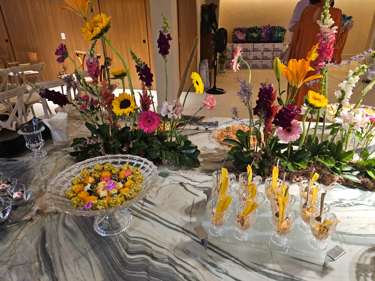 Mesa de antepastos by Edna Jabour e decoração by Bruna Medeiros