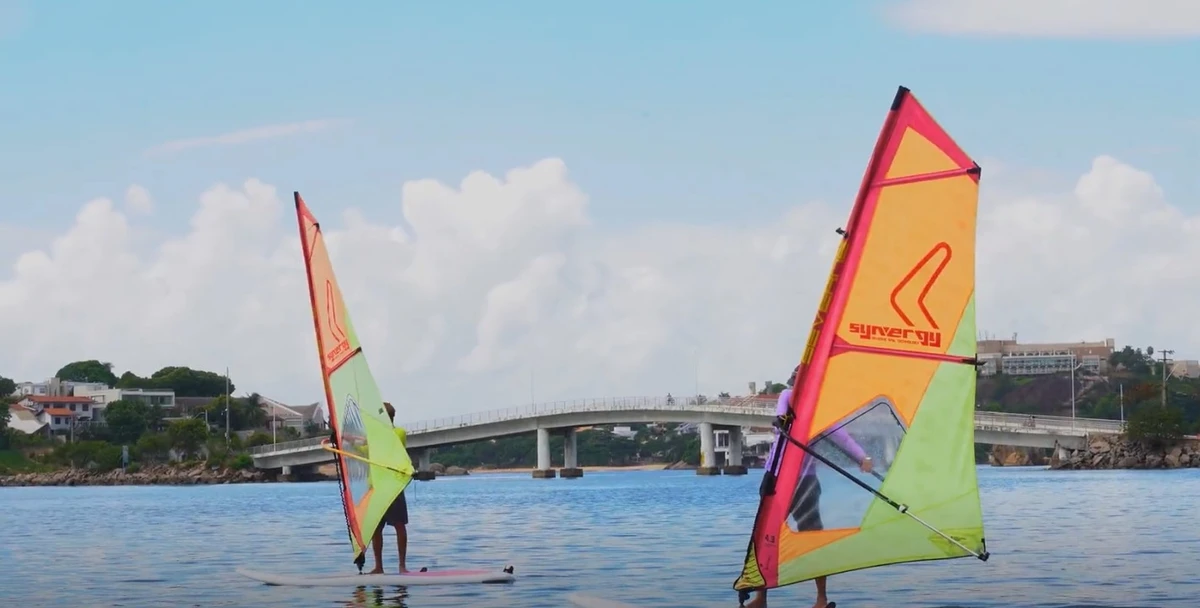 O repórter Caio Vasconcelos praticou windsurf, na Praia do Canto, em Vitória