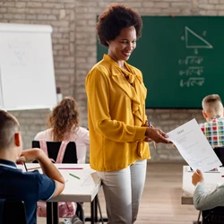 As chances são para diferentes níveis de escolaridade, com oportunidades para professores, médico, psicólogos, assistente social, contador, merendeiro, entre outras funções