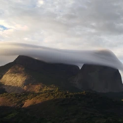 Segundo meteorologistas, fenômeno se chama 'nuvem lenticular' e é típico de regiões montanhosas; imagens foram registradas na manhã desta terça-feira (25)