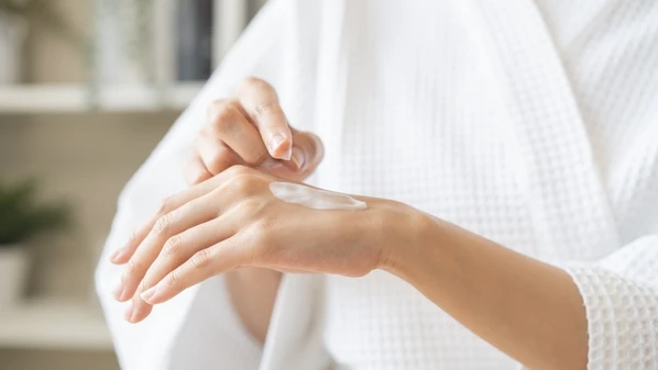 O ressecamento, a sensibilidade e até o agravamento de algumas condições, como dermatite e psoríase, são comuns nessa época do ano
