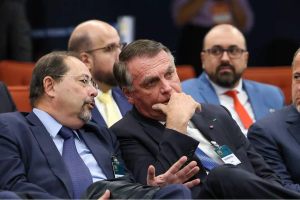 O ex-presidente Jari Bolsonaro com seu advogado Celso Vlardi durante julgamente na Primeira Turma do STF