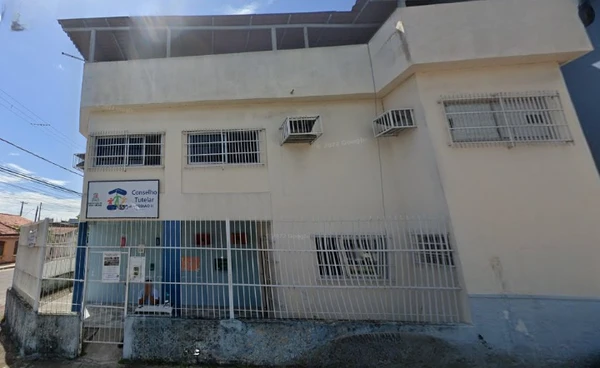Criança é abandonada em carro de aplicativo e reintegrada à família pelo Conselho Tutelar de Vila Velha.