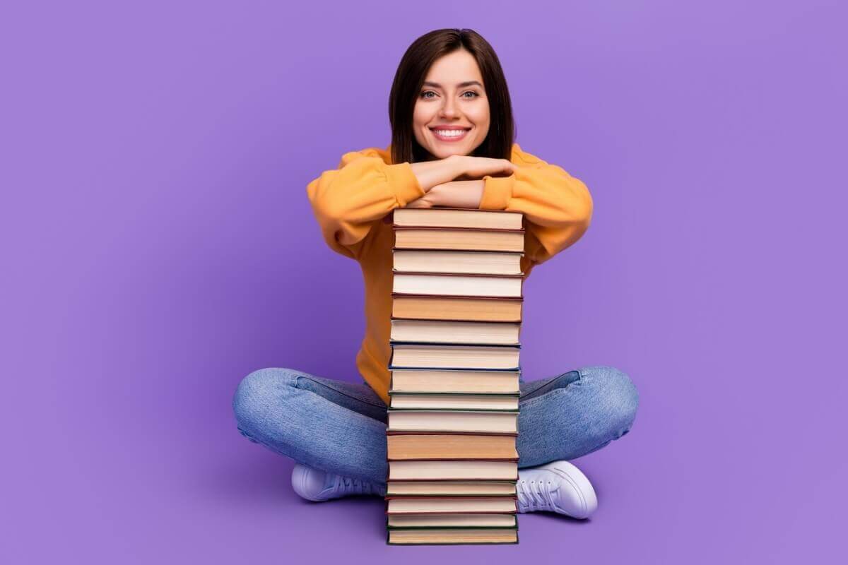 Identificar os estilos literários preferidos pode fortalecer o hábito da leitura no dia a dia (Imagem: Roman Samborskyi | Shutterstock) 