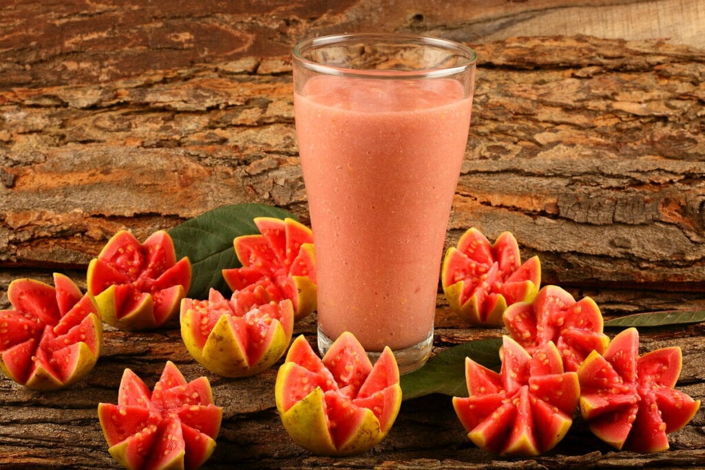 O consumo da goiaba ajuda a manter a saúde da pele (Imagem: SAM THOMAS A | Shutterstock)