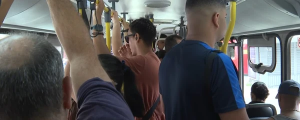 Ônibus lotado na manhã desta terça-feira (25)