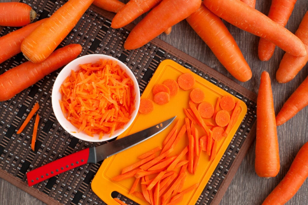 A luteolina, presente nos alimentos, ajuda a manter a pigmentação dos cabelos (Imagem: Evgeniya369 | Shutterstock)