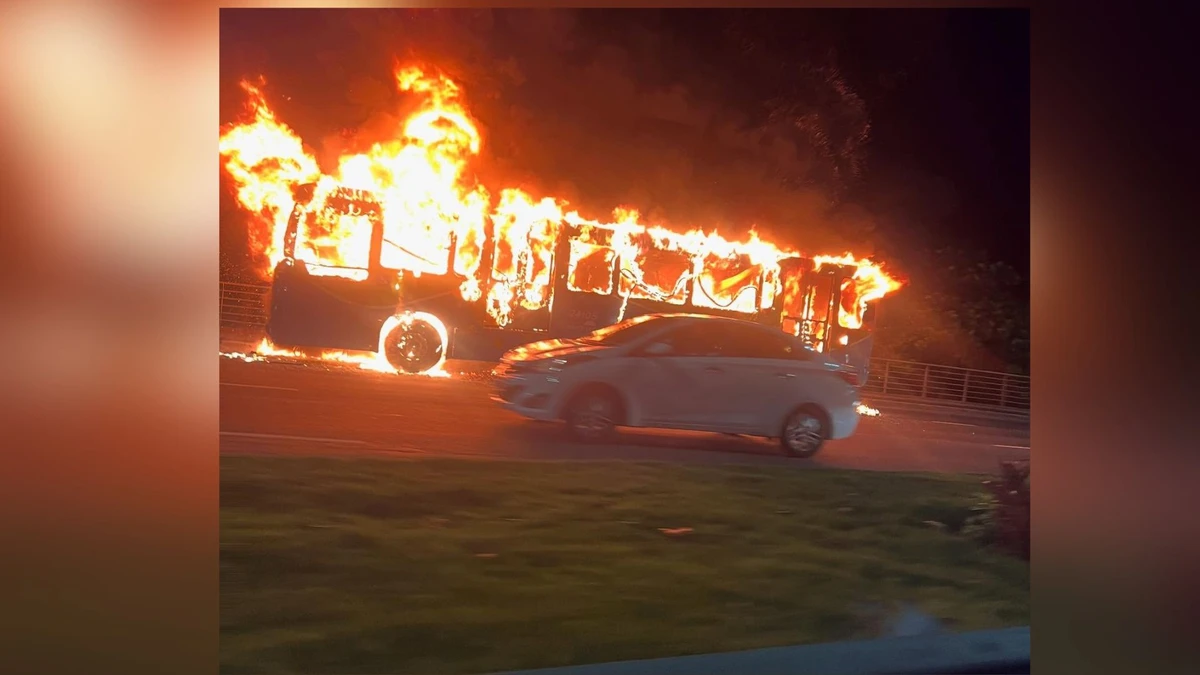 Ônibus Transcol pegando fogo na Avenida Dante Michelini, Camburi