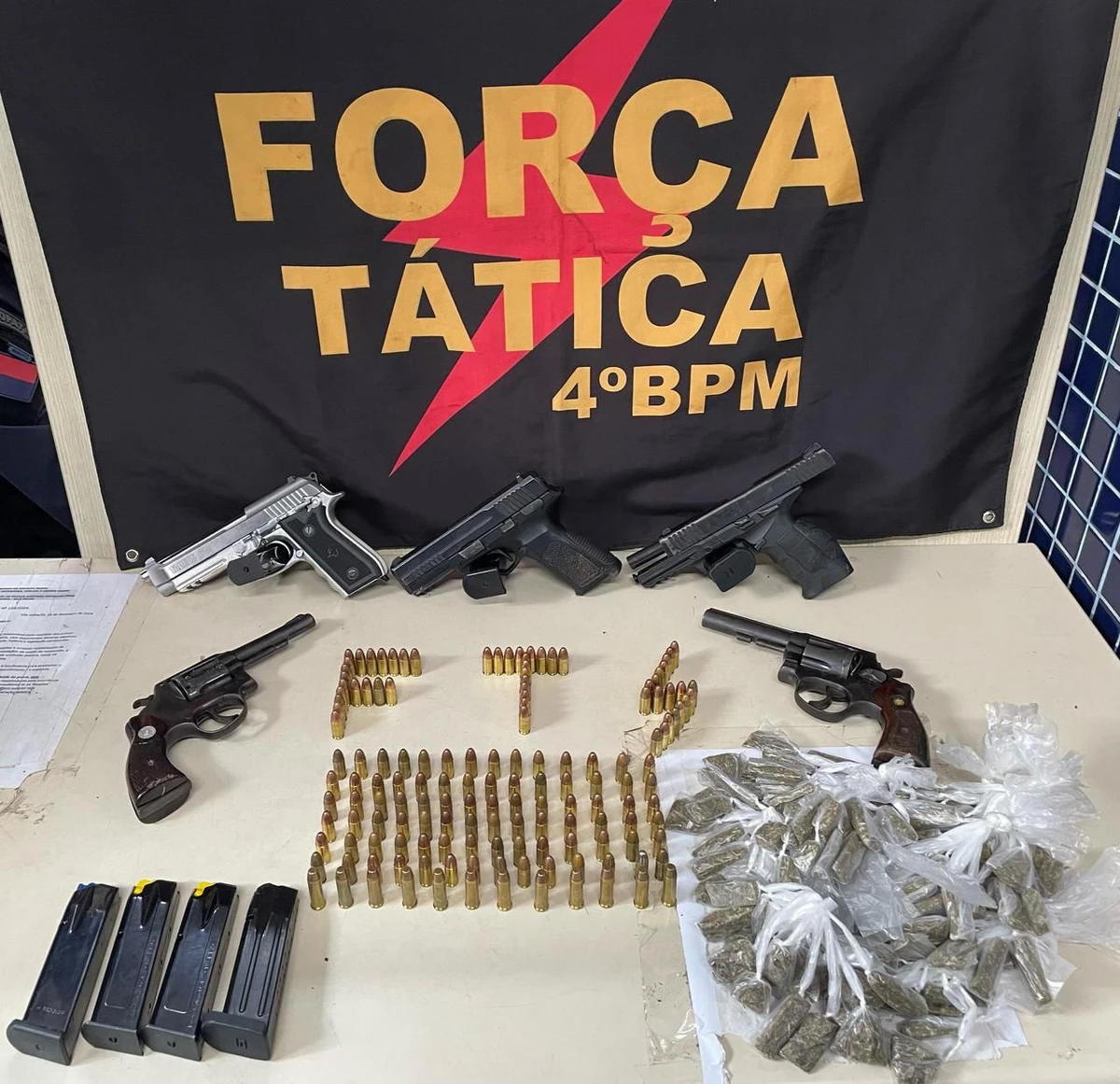 Seis homens foram presos na Glória com três pistolas, dois revólveres, 12 munições calibre 38, 138 munições calibre 9mm e sete carregadores de pistola.