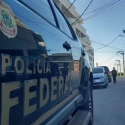 Agentes saíram para cumprir mandados no RJ e no ES. O contraventor Adilson Oliveira Coutinho Filho, o Adilsinho, presidente de honra da escola de samba Salgueiro, é um dos alvos da operação