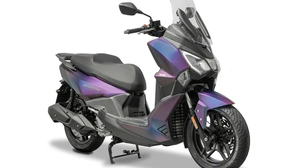 Modelo mais importante na história da marca e lançada em 2010, foi uma das responsáveis pelo desenvolvimento do mercado
de scooters de 300 cc