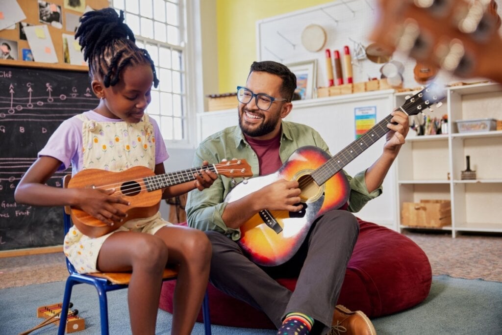 A música pode ser inserida na rotina das crianças de diversas formas (Imagem: Rido | Shutterstock)