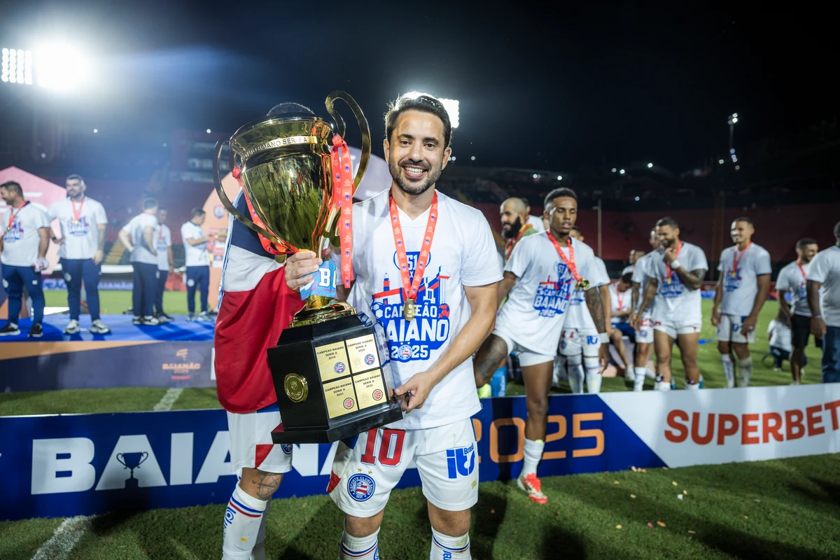 Everton Ribeiro sendo campeão do Bahia