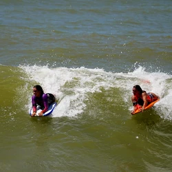 Mãe e filha estão na semifinal da etapa capixaba do Circuito Mundial de Bodyboarding e podem se encontrar na decisão