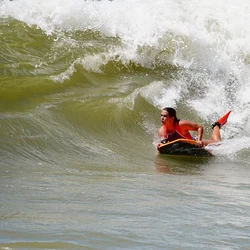 O Slab Bodyboarding Contest 2025 acontece nesta quarta-feira (7). O pico está a 1,2 km da Praia da Costa, onde são formadas ondas famosas por suas condições de alto risco