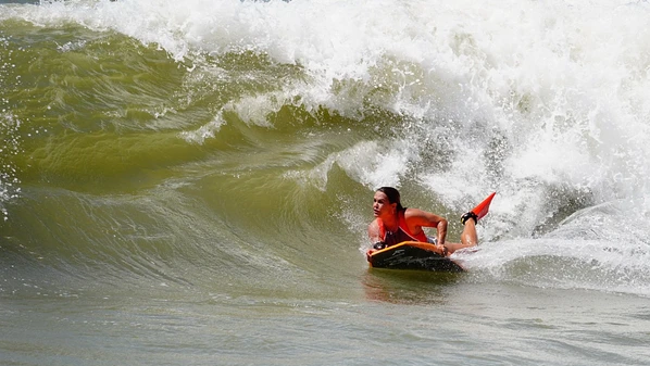 O Slab Bodyboarding Contest 2025 acontece nesta quarta-feira (7). O pico está a 1,2 km da Praia da Costa, onde são formadas ondas famosas por suas condições de alto risco
