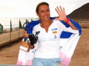 Neymara comemora o pentacampeonato mundial de bodyboarding