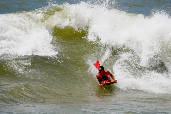 Sentindo na pele: conhecendo o bodyboarding com as melhores do mundo por Fernando Madeira