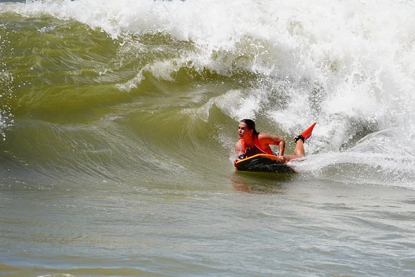 Sentindo na pele: conhecendo o bodyboarding com as melhores do mundo por Fernando Madeira