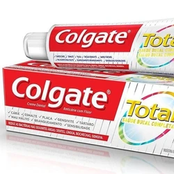 O creme dental envolvido na polêmica é o Total Clean Mint, produto que substituiu a linha Total 12 da marca em julho de 2024