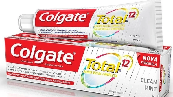 O creme dental envolvido na polêmica é o Total Clean Mint, produto que substituiu a linha Total 12 da marca em julho de 2024