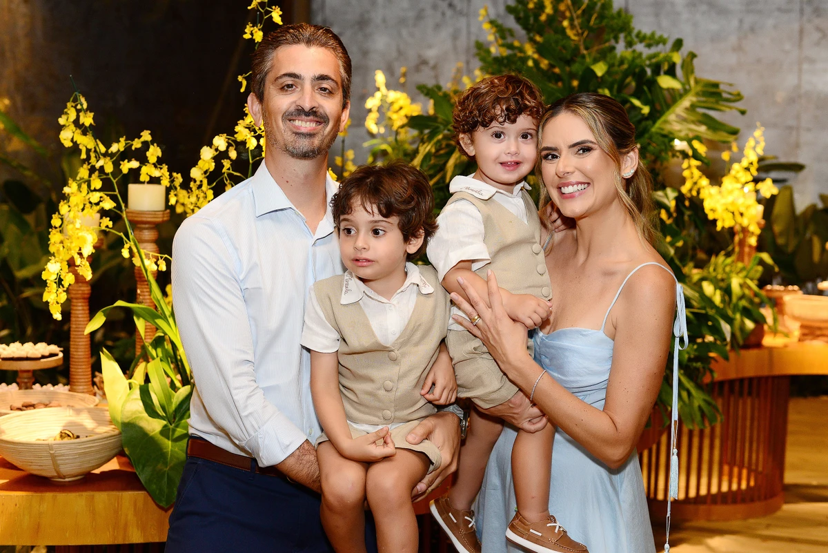Caio e Bia Perenzin e os filhos Antônio e José