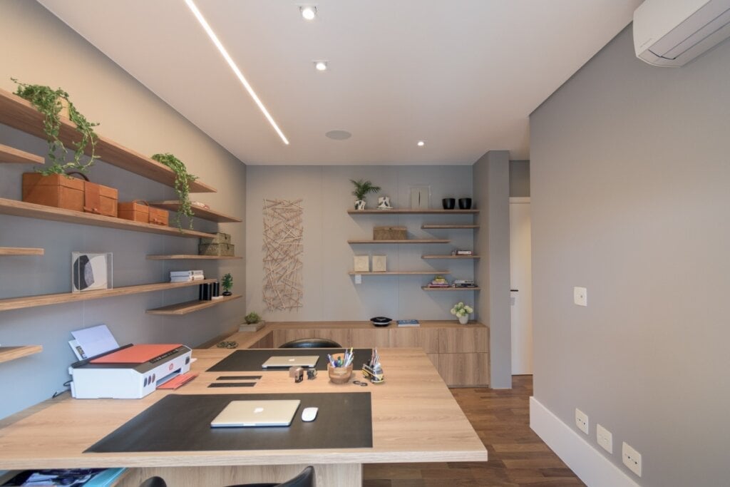 A automação permite adaptar a iluminação para otimizar o foco e o desempenho nas atividades profissionais realizadas em casa (Projeto: Dantas & Passos Arquitetura | Imagem: Buzina de Imagem)