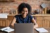 É fundamental estudar e adquirir certificados da nova área que deseja trabalhar (Imagem: fizkes | Shutterstock) 