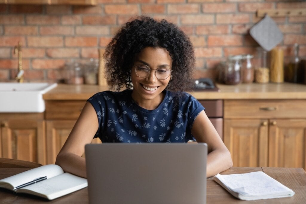 É fundamental estudar e adquirir certificados da nova área que deseja trabalhar (Imagem: fizkes | Shutterstock) 