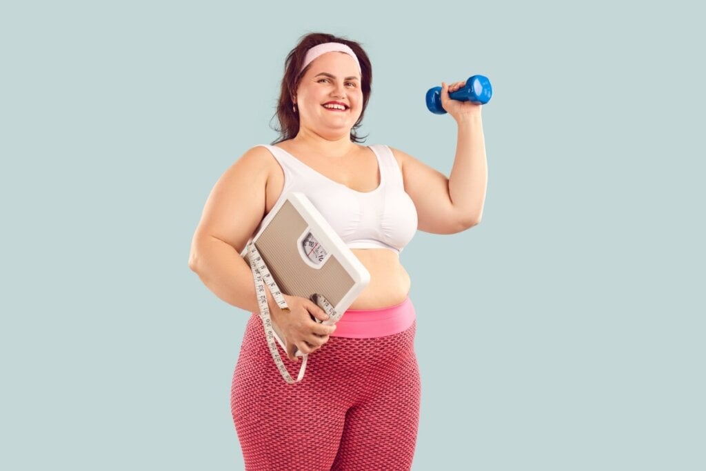 É possível reverter ou minimizar impactos da obesidade por meio da perda de peso, alimentação balanceada e fortalecimento muscular (Imagem: Studio Romantic | Shutterstock)