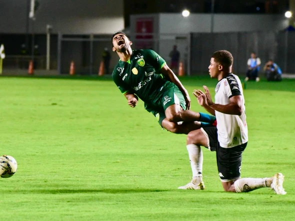 Lance do pênalti entre Porto Vitória e Rio Branco por Carlos Alberto Silva