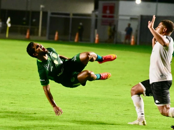 Lance do pênalti entre Porto Vitória e Rio Branco por Carlos Alberto Silva