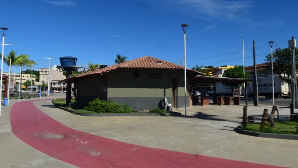 Prefeitura estabeleceu prazo para fechamentos das estruturas, que não teriam contrato de concessão; quiosqueiros reclamam da atitude da administração municipal