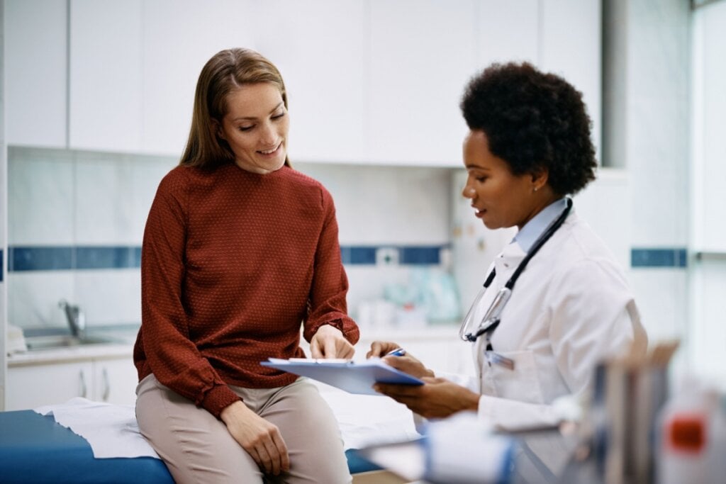 É importante consultar um médico ao identificar os sintomas do AVC (Imagem: Drazen Zigic | Shutterstock) 