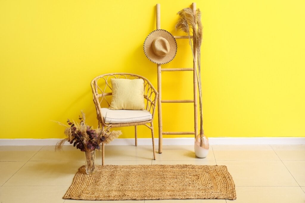 Móveis e objetos feitos de madeira, bambu, ratan e vime ajudam a deixar o ambiente acolhedor (Imagem: Pixel-Shot | Shutterstock)