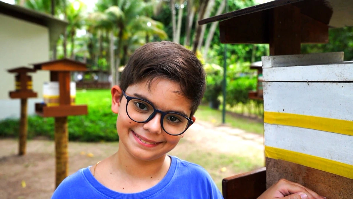Geraldo Enrico Tigre Herzog, 11 anos, menino autista que encontrou nas abelhas uma forma de se socializar com o mundo