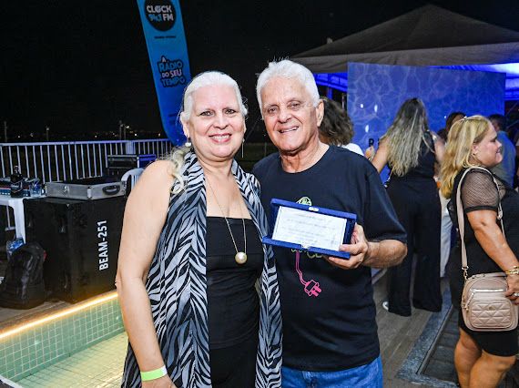 Jacqueline Avidos e Carlos Evandro Monjardim Motta ( o Charles), com a placa da Homenagem