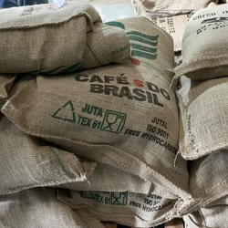 Governo dos Estados Unidos cortou parte da tarifa em cima dos produtos brasileiros, mas desigualdade segue enorme. Café do Brasil paga 40% e o do Vietnã zero