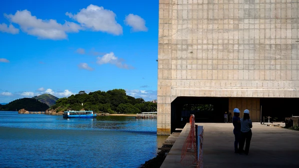 Demorou, é verdade. Mas desconfio que, do lado de lá, o neto de Serafim Derenzi esteja alegre e satisfeito, fumando seu cigarrinho, repetindo que a cidade é feita mais do comportamento dos homens do que das construções