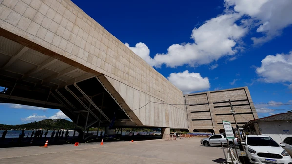 Ao coordenar o processo de constituição do Cais das Artes, pude acompanhar, e testemunhar de forma bem próxima, o trabalho de criação desenvolvido por Paulo Mendes da Rocha