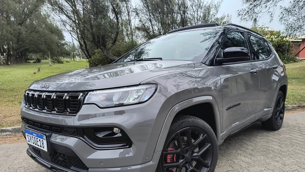 Estrela maior do Compass Blackhawk, o motor 2.0
Hurricane turbo a gasolina empurra o SUV médio com 272 cavalos de potência