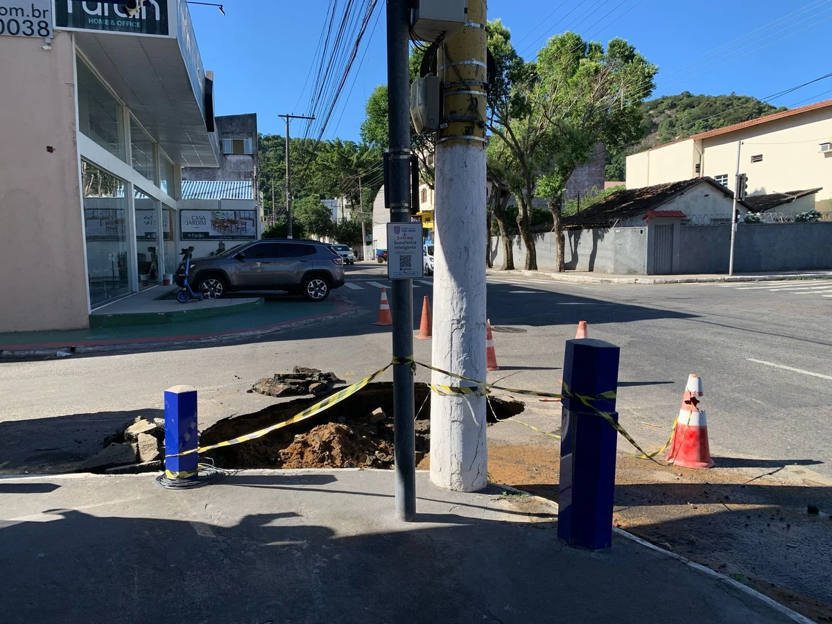 Cratera abre na Rua Henrique Moscoso, no Centro de Vila Velha.  por Tarciane Vasconcelos