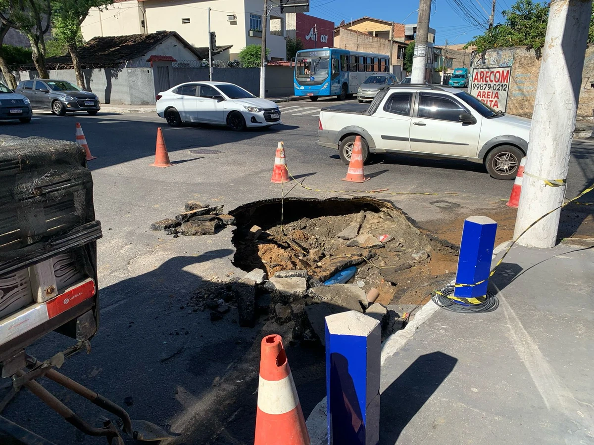 Cratera abre na Rua Henrique Moscoso, no Centro de Vila Velha.  por Tarciane Vasconcelos