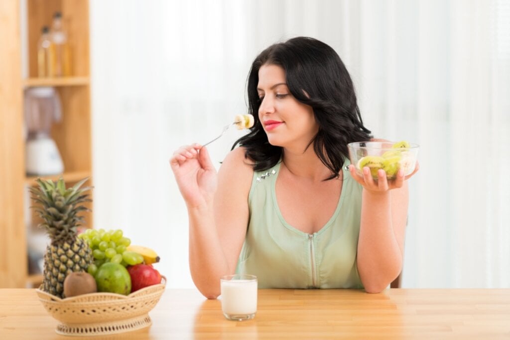 Opções rápidas e ricas em nutrientes são aliadas para mães no pós-parto que desejam emagrecer (Imagem: Dragon Images | Shutterstock)