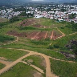Acidente ocorreu em um trecho de descida da rodovia, logo após uma curva acentuada; pessoa ferida foi socorrida ao Hospital São Camilo